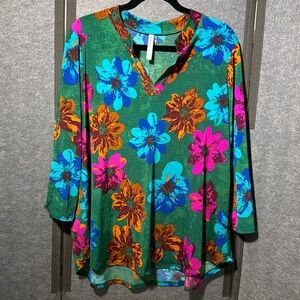 Size L - Fits size 14-16
Tunic 3/4-sleeve. Stretchy Dear Scarlett